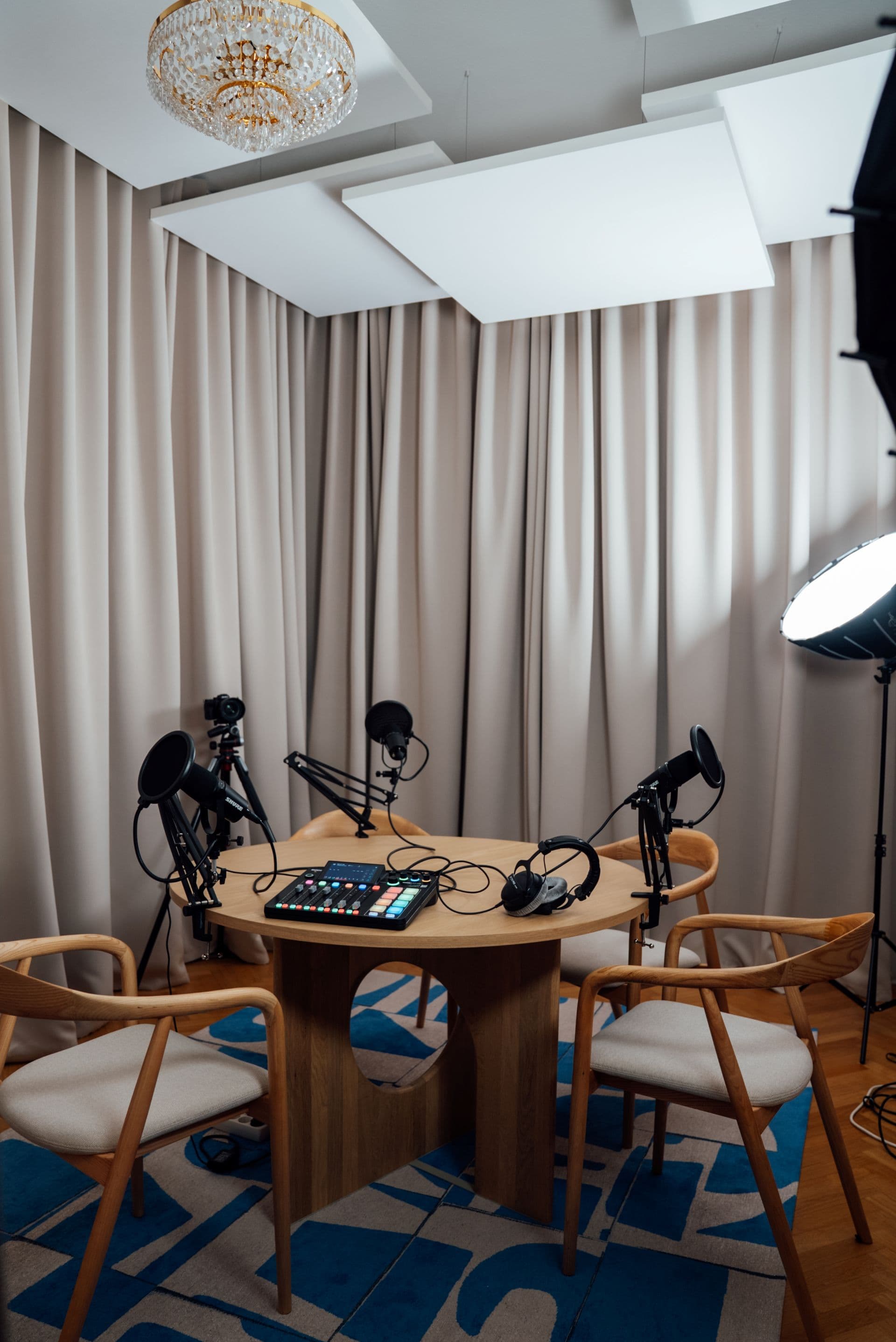 Tisch-Setup mit Mikrofonen